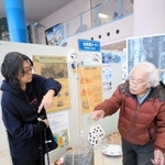 展示物を説明する山陰海岸ジオパーク館の谷本勇館長（河合美智子さん提供）