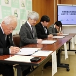連携協定を結ぶ（左から）広瀬栄養父市長、エアロネクストの田路圭輔ＣＥＯ、セイノーホールディングスの和田悟ラストワンマイル推進チーム課長、ＫＤＤＩスマートドローンの森嶋俊弘ソリューションビジネス推進２部部長＝兵庫県養父市八鹿町八鹿