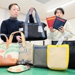 珈琲豆の麻袋や廃車のシートベルトなどを使ったかばん＝豊岡市森津