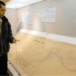 大改修が行われる前の円山川の地図などが展示されている＝豊岡市日高町祢布