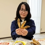 山カレイをカラカラに乾燥させた「むかしカレイ」＝香美町香住区香住