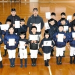 応援の手紙や寄せ書きの色紙を送る「朝来ベースボールジュニア」の選手や榮家政成監督＝朝来市羽渕