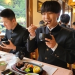 但馬牛のステーキを頬張る生徒＝新温泉町湯、但馬ビーフレストラン楓