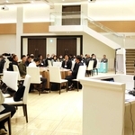 日ごろの取り組みや夢を発表し合う若手農業者たち＝豊岡市若松町