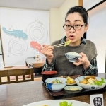 平日限定の「黒川定食」を食べる河合美智子さん＝朝来市生野町黒川（本人提供）