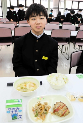 坂本誠志郎賞に選ばれた給食を考案した土江奏吾さん＝養父市十二所