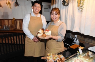 洋菓子店をオープンした能見若菜さんと洋成さん＝朝来市和田山町竹田