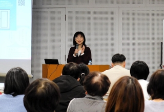 不登校やひきこもりについて話す神戸市看護大学の船越明子教授＝兵庫県豊岡市立野町