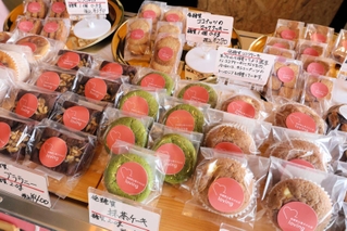 砂糖や小麦粉、人工甘味料を使わないヘルシーな洋菓子が並ぶ＝香美町香住区上計