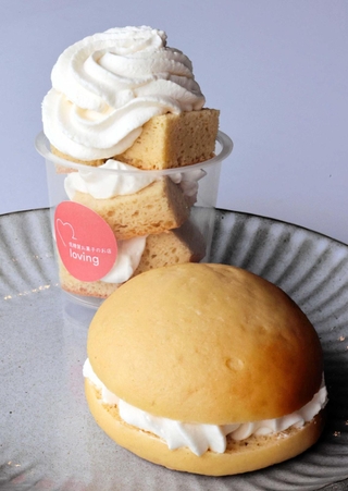 ダイエットおからパン生クリームサンド（手前）と、低糖質ころころシフォンケーキ