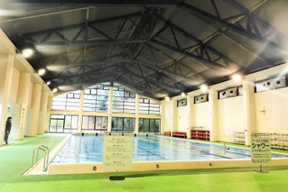 検討委員会が改築の方向で提言することを決めた町民プール＝新温泉町湯