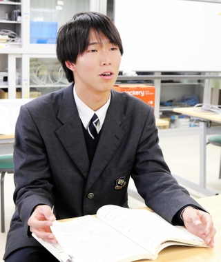 最上位の「総合通信」の資格を取得した奥地歩夢さん＝豊岡総合高校