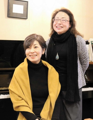 但馬出身・在住などの音楽家で結成した「但馬クラシック音楽協会　音の窓」の髙内祥子代表（右）、中嶋由紀副代表＝豊岡市中央町
