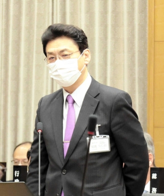 豊岡市議会の３月定例会で、市議の質問に答弁する関貫久仁郎市長＝同市議会議場