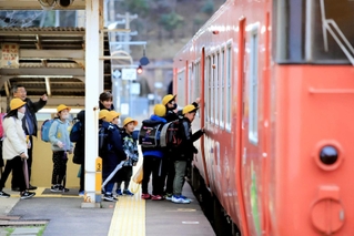 鉄道で香住小学校まで通学する鎧地区の児童たち。春からバス通学になる＝ＪＲ鎧駅