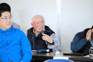 扇ノ山山系のイヌワシについて報告する日本イヌワシ研究会の三谷康則さん＝上山高原ふるさと館