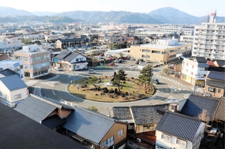 豊岡のエトワール広場こと「寿ロータリー」。南西から北東の方向に「寿通り」が貫く。中央の緑地は寿公園＝豊岡市泉町