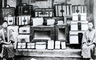 １９００年のパリ万博に出展した際、豊岡で撮影された。行李（こうり）かばん、大正バスケットの創作者がそれぞれ写っている＝豊岡市城南町（県杞柳製品協同組合提供）