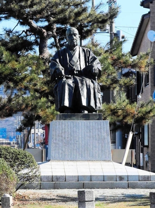 中江種造翁の銅像。目線の先に見据えるのは豊岡の玄関口、ＪＲ豊岡駅か、それとも２１世紀の豊岡か＝豊岡市泉町