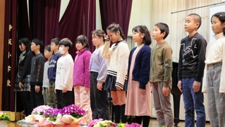 感極まり涙する児童も＝寺坂小学校