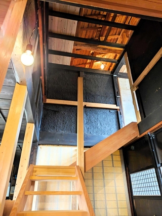 まひの足にも優しい緩やかな新設の階段＝豊岡市内