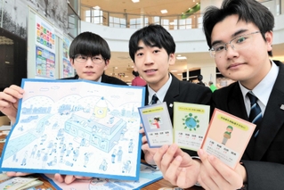 中高生でも楽しく学べるボードゲームを製作した近畿大学付属豊岡高校自然科学部の部員たち＝豊岡市加広町