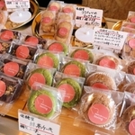 砂糖や小麦粉、人工甘味料を使わないヘルシーな洋菓子が並ぶ＝香美町香住区上計