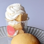 ダイエットおからパン生クリームサンド（手前）と、低糖質ころころシフォンケーキ