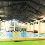 検討委員会が改築の方向で提言することを決めた町民プール＝新温泉町湯