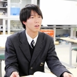 最上位の「総合通信」の資格を取得した奥地歩夢さん＝豊岡総合高校