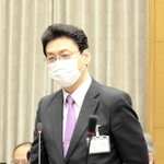 豊岡市議会の３月定例会で、市議の質問に答弁する関貫久仁郎市長＝同市議会議場