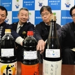 特殊詐欺の被害防止に協力する養父、朝来市のしょうゆメーカーの代表ら＝南但馬署