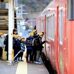 鉄道で香住小学校まで通学する鎧地区の児童たち。春からバス通学になる＝ＪＲ鎧駅