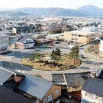 豊岡のエトワール広場こと「寿ロータリー」。南西から北東の方向に「寿通り」が貫く。中央の緑地は寿公園＝豊岡市泉町