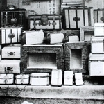 １９００年のパリ万博に出展した際、豊岡で撮影された。行李（こうり）かばん、大正バスケットの創作者がそれぞれ写っている＝豊岡市城南町（県杞柳製品協同組合提供）