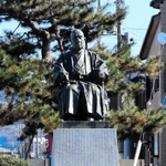 中江種造翁の銅像。目線の先に見据えるのは豊岡の玄関口、ＪＲ豊岡駅か、それとも２１世紀の豊岡か＝豊岡市泉町