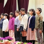 感極まり涙する児童も＝寺坂小学校