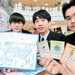 中高生でも楽しく学べるボードゲームを製作した近畿大学付属豊岡高校自然科学部の部員たち＝豊岡市加広町