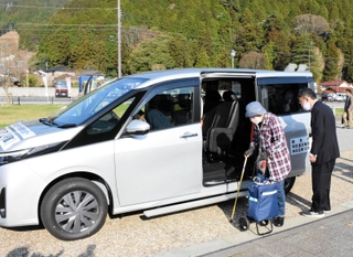 第１便のデマンド型乗り合い交通から降りる乗客＝ＪＲ生野駅西口