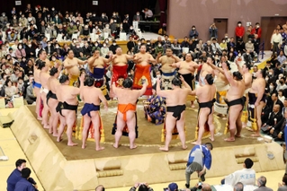 幕内力士の土俵入り＝２日、浜坂中学校