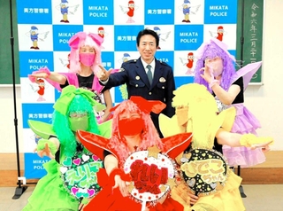 鯉田茂樹署長に「Ｚポーズ」を教える「ももいろクロおばあＺ」＝美方署