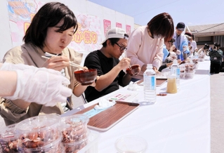 わんこそばの要領でホタルイカを食べる「全日本わんこほたる選手権」＝浜坂漁港