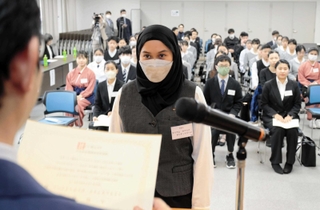 入社証書を受け取る城崎温泉の宿泊施設の新入社員＝豊岡市城崎町桃島