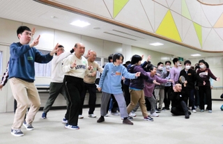 即興ダンスを楽しみ、記念撮影する作業所の利用者や支援者たち＝豊岡市日高町祢布