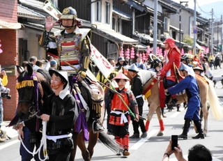 観光客や地元住民らに見守られて行進する武者行列＝朝来市和田山町竹田