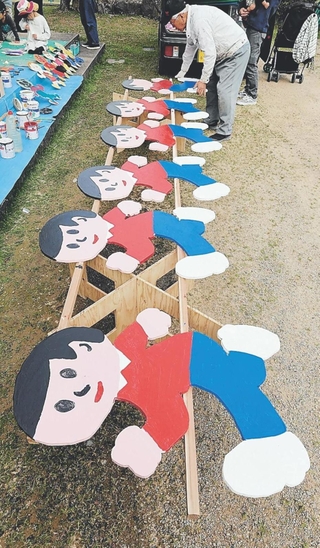 新調された飛び出し坊や＝豊岡市竹野町森本