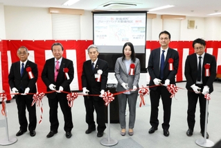 ブロードバンド未整備地区が解消される見込みとなったことを祝う関係者＝新温泉町民センター