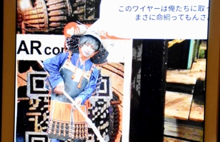 銀山ボーイズが人気スポットの巻き揚げ機を紹介する動画の一場面＝史跡・生野銀山