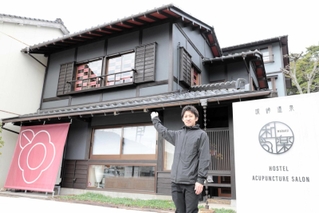 「宿に縛られない旅行を」と話す椿野陽一郎取締役＝豊岡市城崎町湯島