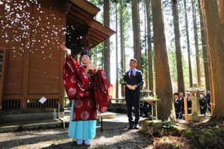 夏山シーズンの安全を願う神事＝大山祇神社